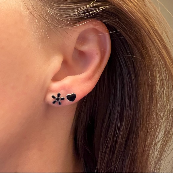 Small Silver & Black Heart Stainless Steel Screwback Stud Earrings NEW - Picture 3 of 4